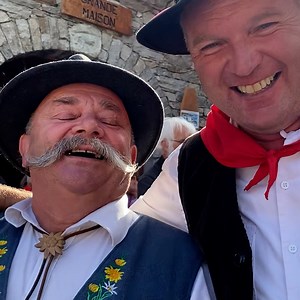 904K views · 4K reactions | Ces passionnés célèbrent les Alpes en se réunissant tous les ans dans les montagnes pour faire la java ! L'occasion de partager chants et traditions dans la joie et la bonne humeur ! 流 Avec La Place du Village. | Neo | Facebook