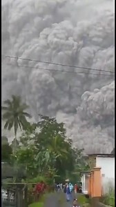 9K views · 162 reactions | IMÁGENES IMPACTANTES Tras la erupción del volcán Semeru; en #Indonesia Isla de Java las localidades cubiertas por la ceniza de #Semeru transformaron el día en noche. | Lider Noticias | Facebook