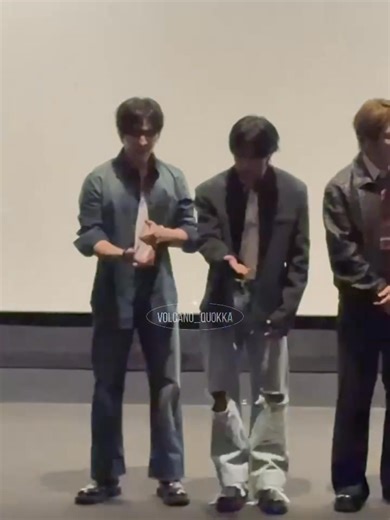 [보따람지 Minsung 🐰❤️🐹] "With you errday, sugar ride, flower beds everywhere in my heart Spring snuck into my heart and left me frozen with excitement♥️" Hai bạn đứng trên sân khấu mà dòm như đang nghĩ chuyện về nhà chơi game bắn súng với nhau hay sao đó💗💚 Giờ mới để ý là bạn Thỏ đẹp trai cao hơn bạn Sóc xinh rõ phết nhá, em đứng cạnh anh là đã nhỏ xíu càng nhỏ hơn🥺🥺 Kể ra dạo này bạn Sóc lại có đặc quyền mới rùi, vỗ bụng bạn Thỏ hoài có bị mắng bị gườm bao giờ đâuuu~~~ #LeeKnow #리노 #HAN #한 #M