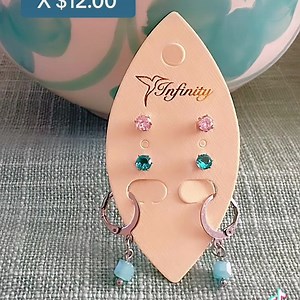 Porque amamos los piercing mira estos jueguitos hermosos precio normal $10.00 precio promoción 2 cartones por $12.00 con envíos disponibles a todo el país o retiro en tienda.material acero 316.#infinityjoyasyaccesorios #piercing#aceroquirurgico #aretes#huggies#promo | Infinity Joyas y Accesorios | Facebook