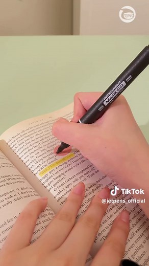 How to annotate your books and journals WITHOUT permanently damaging them! You can use these Iconic Index Highlighter Sticky Notes to easily highlight text AND reuse them! Talk about a game changer ✨ #jetpens #highlighterstickypageflags #annotatingbooks #annotate #journalingideas #reusable #stickynote #koreanstationery