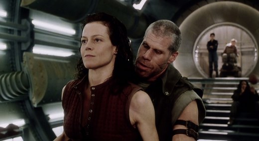 How Ron Perlman Nearly Ruined the Alien: Resurrection Basketball Shot | Den of Geek