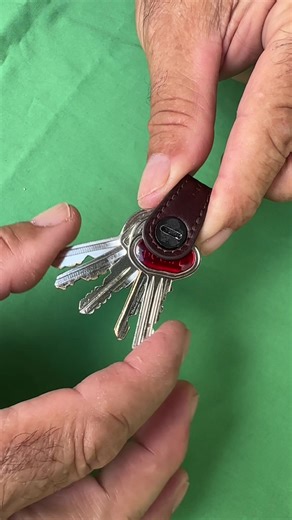 Get rid of the clutter with KeySmart Mini 🔑 #keysmart #keysmartmini #minimalism #keyorganizer #keychain #amazonfinds #technews #LifeHack #essentials #assemble