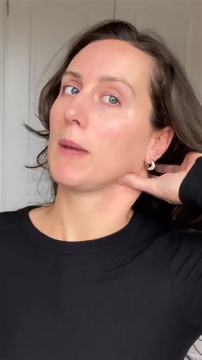 Another one of your favourites from 2025 ✨💆🏻‍♀️ The technique that changes everything 👌🏼 If you want that natural, effortless glow - the SCM (sternocleidomastoid) is where it’s at. Not only does a relaxed SCM allow for more blood and lymph flow, massaging this muscle also stimulates your vagus nerve, which is key to deep relaxation, reduced stress and a radiant, well-rested look. When your vagus nerve is activated, it helps regulate your nervous system, promoting better digestion, improved c