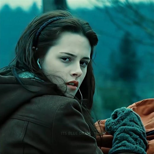 A Vampire Turned into Her Savior ☠️ | Twilight 2008 | #shorts