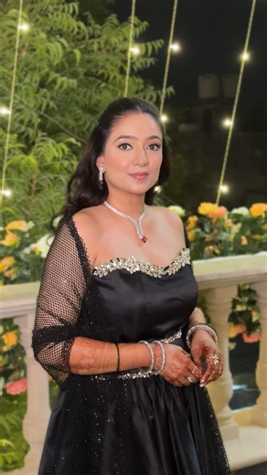 Komal Awana 🧚🏻 on Instagram: "Elegance in black 🖤 A soft glam look that speaks sophistication. Mua:- @komal.mua_ Hair :- @muskan__hairstylist . . . . . . . . . . . . . . . . . #SoftGlam #MakeupByMe #EveningMakeup #MakeupArtist#foryoupage #komalmua #explorepage #explore #viral #trendingreels #reelkrofeelkro #noidamakeupartist #delhimakeupartists #igreach #weddingseason"