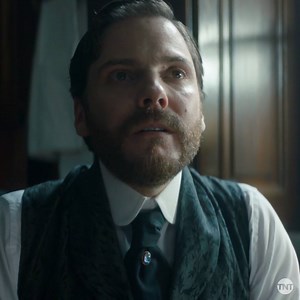 He’s emerging from the shadows. Get one step closer to finding the killer with #TheAlienist weekly challenge: https://thealienist.com/challenges | The Alienist: Angel of Darkness